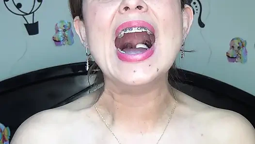 Durmadan büyük badem yutuyor!!