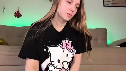 İlk kez bakire amcığıma yumruğumu sokuyorum