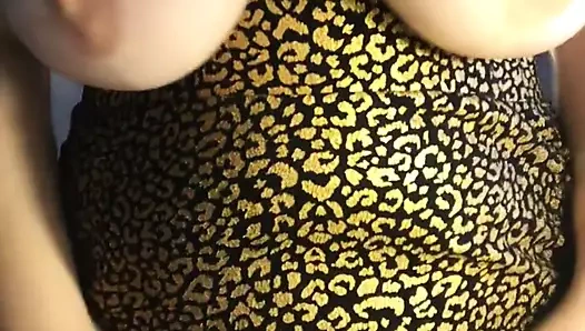 Evelle göğüsleri ve yayılmış yanaklar