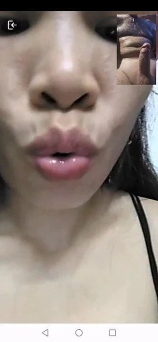 Elle se caresse et suce ma bite