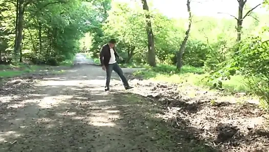 Pembe saçlı dövmeli büyük göğüsler ormanda olgun yarak üzerinde