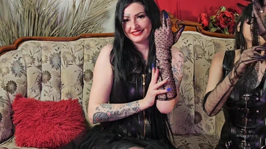 Kamerada eldivenlerle oynuyor. Uzun yarı saydam eldiven fetişi, el fetişi. Dövmeli güzeller