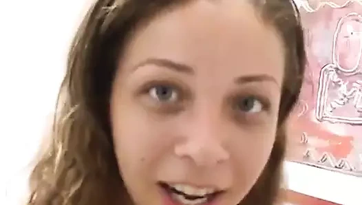 Siyah adam siyah sürtüğün tuvalette işeyişini kaydediyor