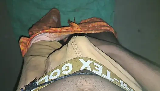 Hintli köylü çocuğu soyunma odasında sikiyor