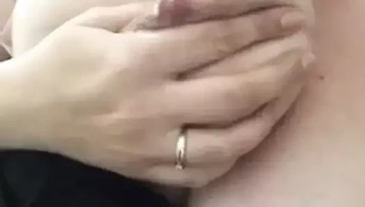 Busty karısı emme süt dışarı arasında emzikli göğüsler