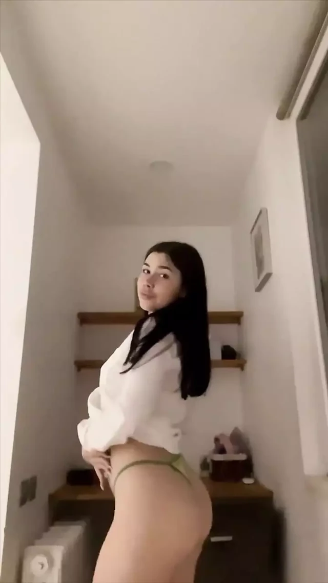 Великолепная брюнетка играет с сиськами и показывает свою огромную задницу