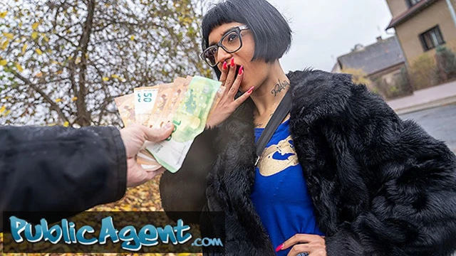 Kamu görevlisi Fransız bebek Candy Scott ıslak amcığını büyük bir yarakla dolduruyor