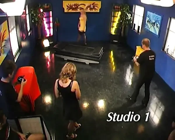 Sarışın sürtük canlı sahnede birden fazla adam tarafından sert grup seks yapıyor