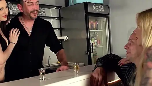 Derin amcık ve gırtlak yıkımı - sırılsıklam işemek için sert sakso!