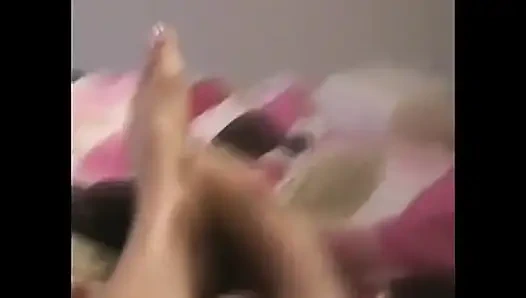 Bize taze tırnaklarını ve ayaklarını gösteriyor