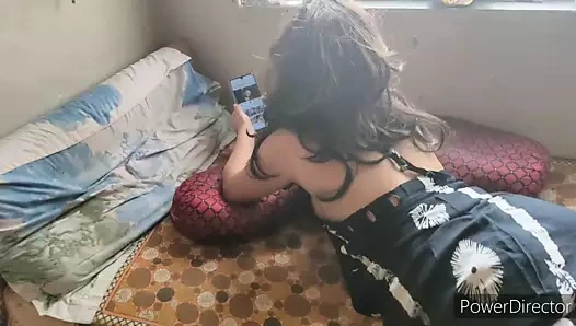 Önce üvey annem sonra kız kardeşim sikimi emiyor