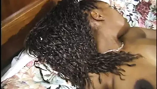 Dalgalı saçlı kız eğiliyor ve büyük götünü seksi bir şekilde hareket ettiriyor