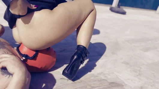 Tuvalet orospusu göt deliğini yalıyor ve götünü kokluyor