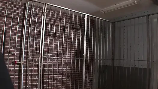 Bağlı esmer orta yaşlı seksi kadın yoğun bir oyuncakla sikişiyor ve parmakla işkence ediyor