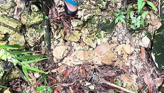 Khola ma nuhauna ra chikna ko majja