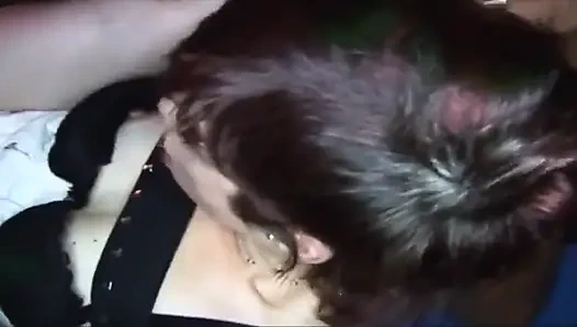 Muz dolu sürtük vahşi grup sekste zonklayan yarağı yalıyor