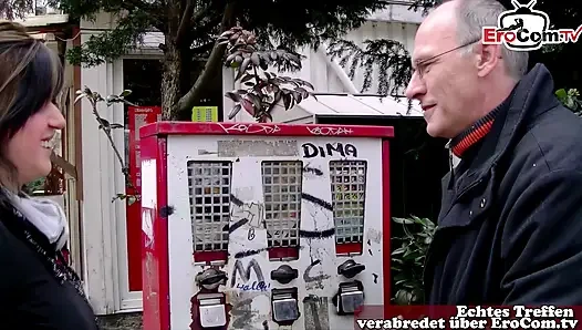 Yaşlı dede, 18 yaşındaki Alman genci sokakta evine çekiyor