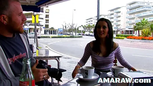 Büyük memeli esmer Sara Glock amını doldurtuyor