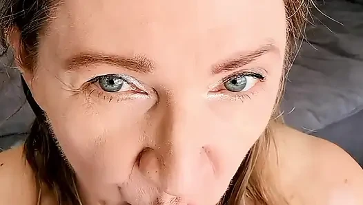 Büyük memeli olgun genç erkek avcısı seni baştan çıkarıyor ve yarağını emiyor bakış açısı