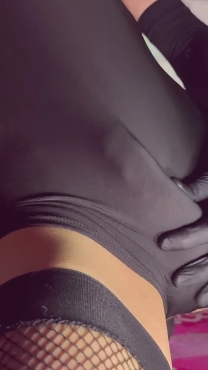 Sıkı Tulum Elbise İçindeki Sporcu Femboy Kocaman Sikini Okşuyor, Sıkı Poposuna Şaplak Atıyor, Mastürbasyon Yapıyor ve Boşalıyor | Klip 2