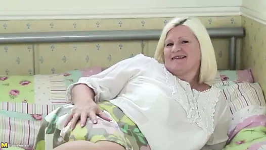 Gerçek anneanne onu ilk porno video yapar