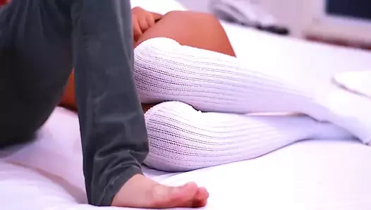 Psikoloji öğrencisi ve psikolog sikişmek için daireye gidiyor.