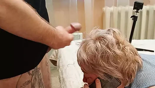 Sikimi görmezden gelmem için üvey annemin saçına boşalıyorum