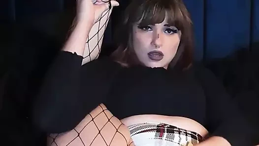 Velma sıkı amcığını ovalarken dildo emmeyi ve sikmeyi seviyor