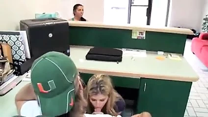 Değil oğlu onun işyeri masasının altında kuru emdi