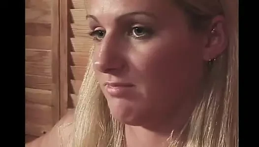 Güzel sarışın yarak alıyor