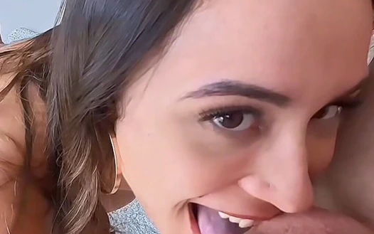 Gırtlağına kadar alıyor - seksi latin domaltarak sikiliyor ve bakış açısında kovboy kıza biniyor