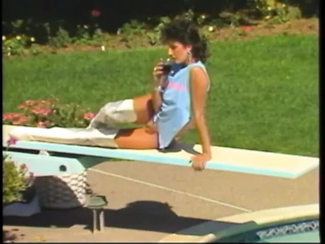 Seksi esmer hatun sıkı amcığıyla arkadaşının büyük takma yarağına biniyor