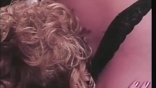 Seksi lezbiyen dildo amına giriyor, mastürbasyon yapıyor, parmaklıyor