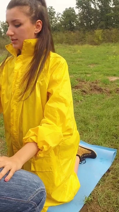 Pvc yağmurluk içinde açık havada derin oral seks