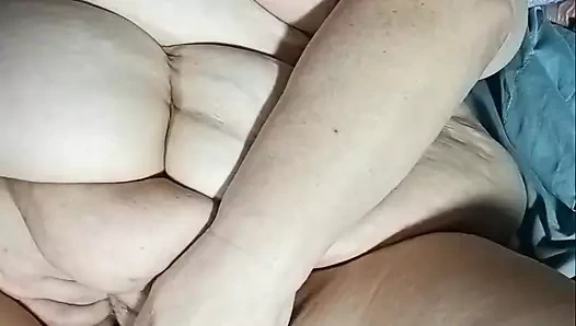 Yaramaz numara o büyük yeşil mısır kalın yarağını itiyor