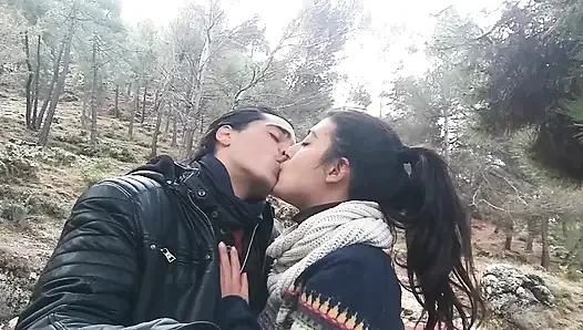BÜYÜK GÖTLÜ ESMER KADıN AÇıK HAVADA DAĞDA SEKS YAPıYOR