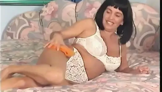Büyük memeli orta yaşlı seksi kadın amını dildoyla dolduruyor