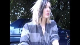 sarışın açık oyun üzerinde cam