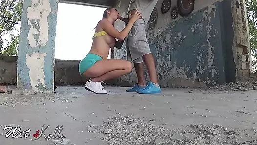 Büyük memeli kız terk edilmiş bir binada sikiliyor ve götüne döl alıyor