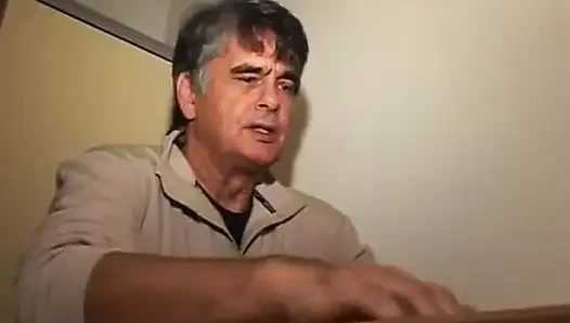 Bu yarağa aç Alman bebek büyük yarağı nasıl memnun etmeyi biliyor