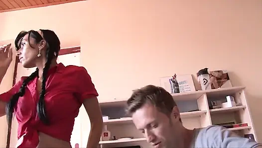 Azgın esmer orta yaşlı seksi kadın için anal sikiş