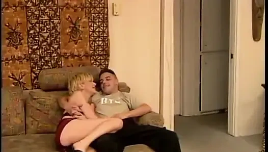 Sarışın bebek ve iki biseksüel adam kanepede emiyor ve sikişiyor