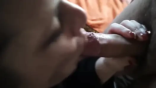 Sürtük amatör orta yaşlı seksi kadın dizlerinin üzerinde büyük yarak emiyor sakso