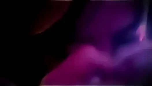 Denizci Sumomo Sun'a afrodizyak sperm enjekte ediyor.