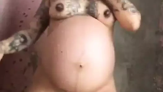 Dev göbeğimi banyoya nasıl yıkadığımı seviyorsun