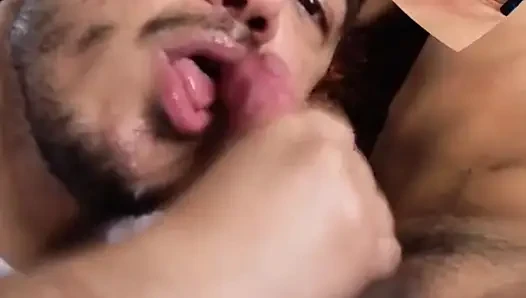 Spermin ağzıma fışkırmasını çok seviyorum, bu twink beni şaşırtıyor!