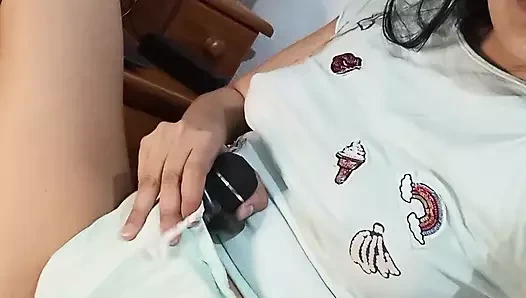 Senin için mastürbasyon yapıyorum ve pijamalarımı ıslatıyorum, görmek ister misin?