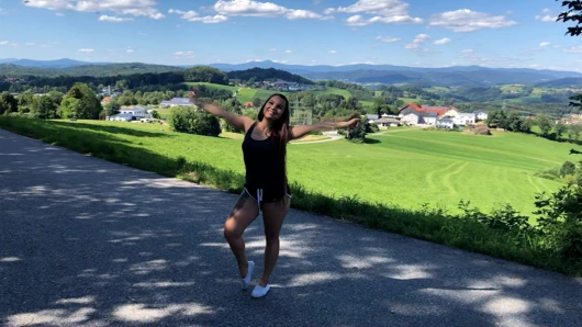 Ah! köyün girişinde bir bankta becerdin