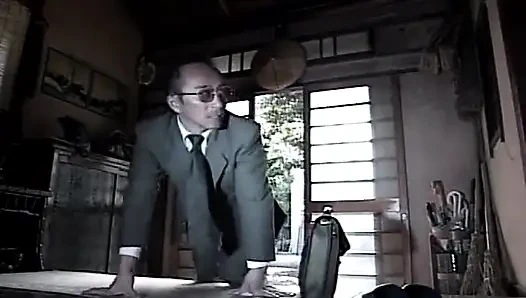 Sıska Asyalı bayan kıllı amını parçalıyor