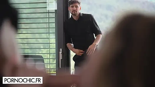 Çift evde bir misafire hoş geldin diyor